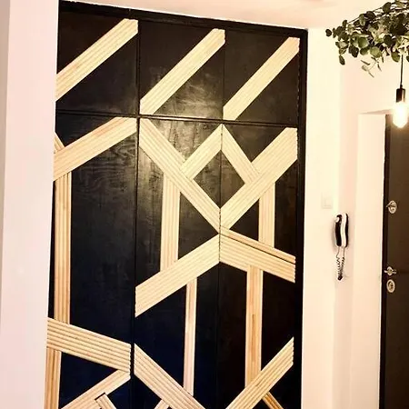 Heart Of The - Modern With Balcony Daire