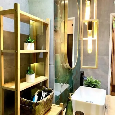 Апартаменты Heart Of The - Modern With Balcony